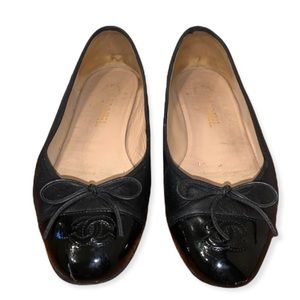 CHANEL LEATHER PATENT CAP TOE LOGO CC BALLET FLATS